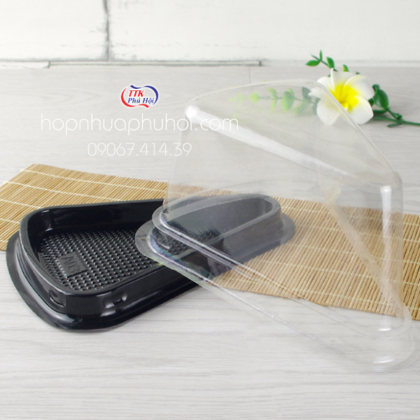 Hộp nhựa tam giác đế đen đựng bánh JB03